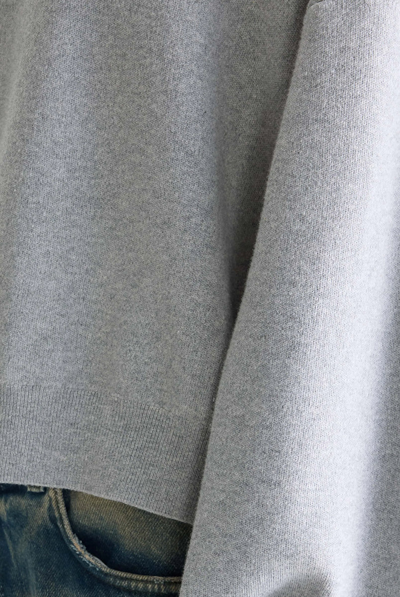 Luźny sweter Angum Grey marki BELLEROSE z okrągłym dekoltem, obniżonymi ramionami i długimi rękawami w kolorze melanżowej szarości. Zakończony ściągaczami. Wykonany z miękkiej tkaniny z bawełny.
-Luźny fason
-Obniżona linia ramion
-Zamów w swoim standardowym rozmiarze