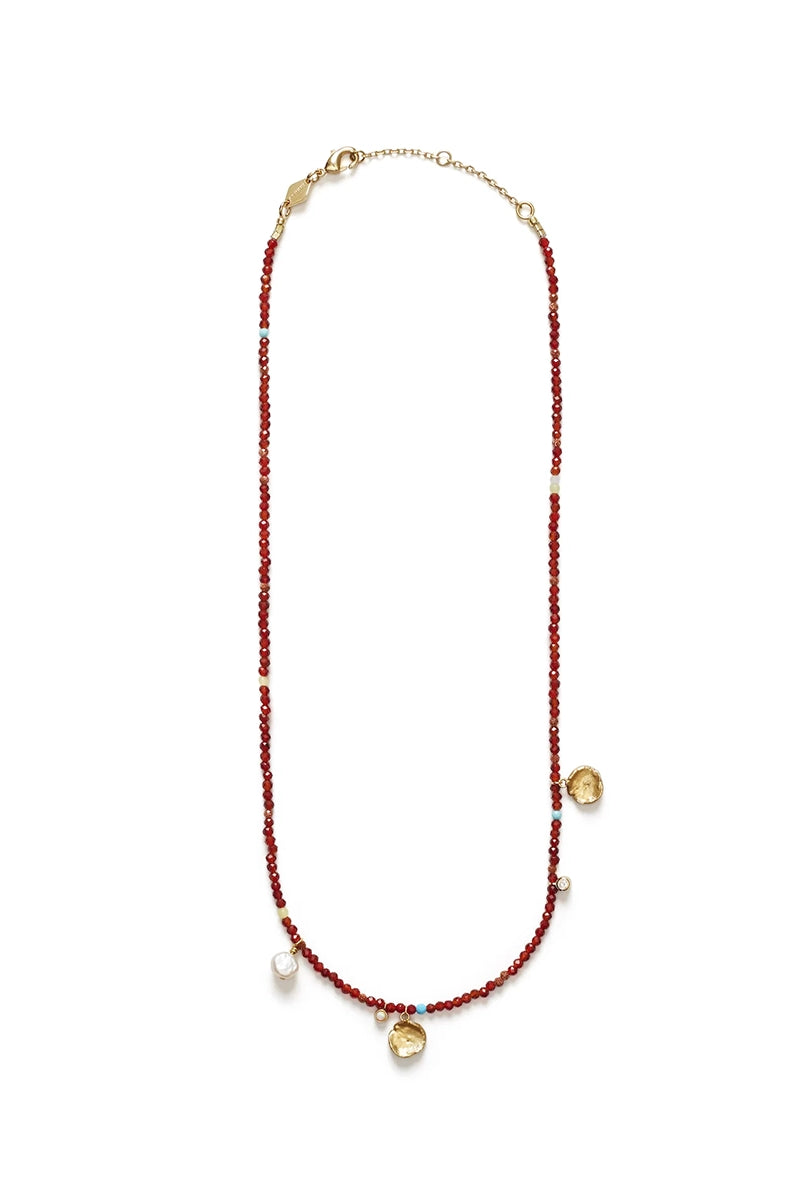 Cienki naszyjnik Maroon Harmony ANNI LU w stylu boho z małych koralików z zawieszkami z pozłacanych medalików, pereł naturalnych i cyrkonii. Wykończona pozłacanym, cienkim łańcuszkiem o regulowanej długości.