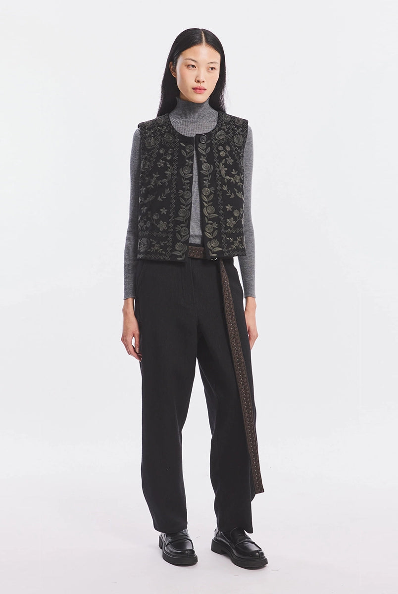 Krótka kamizelka Bertille Black marki Antik Batik o wyraźnym, etnicznym charakterze nawiązującym do stylu boho-chic. Jest to fason sięgający do linii bioder, z otwartym przodem. Zapinana przy szyi za pomocą jednego guzika. Wykonana z miękkiej tkaniny z wełną. Kamizelka ma podszewkę.