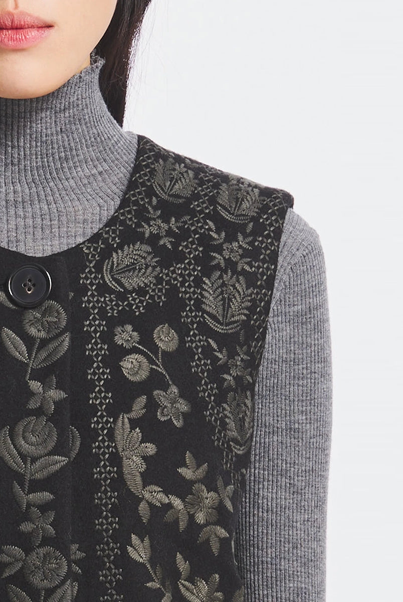 Krótka kamizelka Bertille Black marki Antik Batik o wyraźnym, etnicznym charakterze nawiązującym do stylu boho-chic. Jest to fason sięgający do linii bioder, z otwartym przodem. Zapinana przy szyi za pomocą jednego guzika. Wykonana z miękkiej tkaniny z wełną. Kamizelka ma podszewkę.