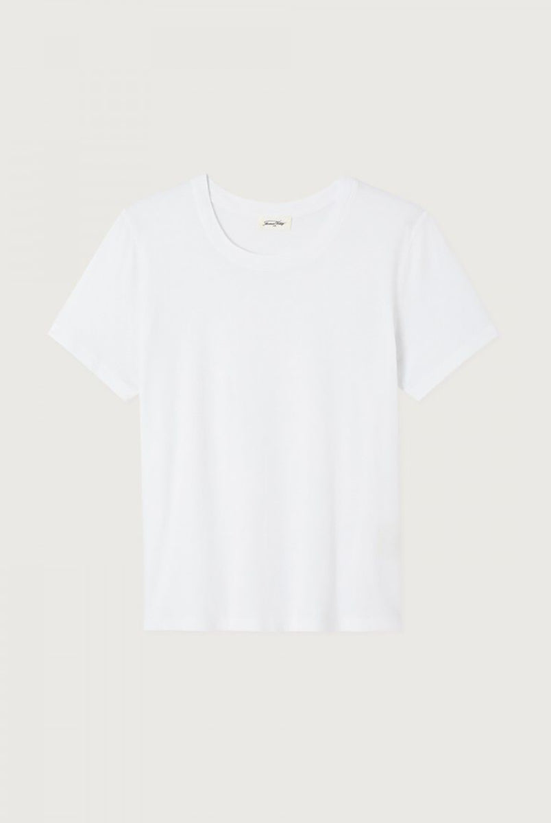 Klasyczny, prosty t-shirt APO02 American Vintage Blanc z okrągłym dekoltem i krótkimi rękawami. Idealny do warstwowych stylizacji. Załóż go pod sweter, marynarkę lub wsadź go w spodnie z wysokim stanem. Wykonany z cienkiej i bardzo miękkiej bawełny.
-Zamów t-shirt w swoim standardowym rozmiarze
