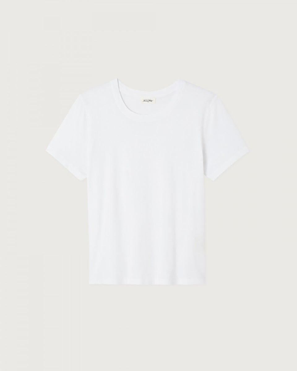 Klasyczny, prosty t-shirt APO02 American Vintage Blanc z okrągłym dekoltem i krótkimi rękawami. Idealny do warstwowych stylizacji. Załóż go pod sweter, marynarkę lub wsadź go w spodnie z wysokim stanem. Wykonany z cienkiej i bardzo miękkiej bawełny.
-Zamów t-shirt w swoim standardowym rozmiarze