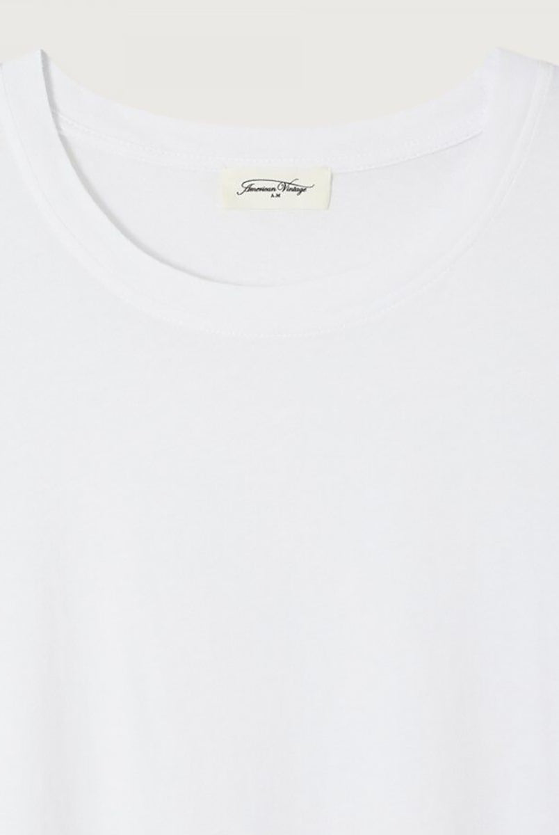Klasyczny, prosty t-shirt APO02 American Vintage Blanc z okrągłym dekoltem i krótkimi rękawami. Idealny do warstwowych stylizacji. Załóż go pod sweter, marynarkę lub wsadź go w spodnie z wysokim stanem. Wykonany z cienkiej i bardzo miękkiej bawełny.
-Zamów t-shirt w swoim standardowym rozmiarze