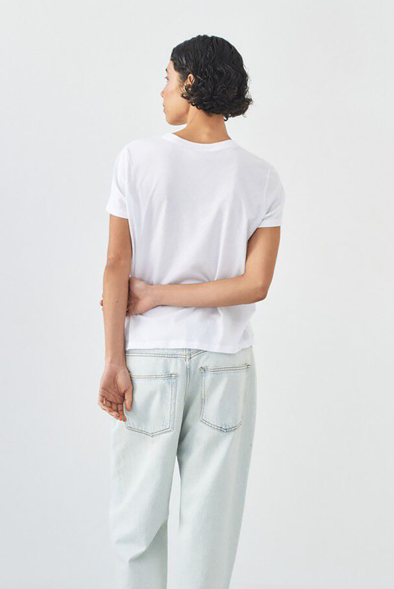 Klasyczny, prosty t-shirt APO02 American Vintage Blanc z okrągłym dekoltem i krótkimi rękawami. Idealny do warstwowych stylizacji. Załóż go pod sweter, marynarkę lub wsadź go w spodnie z wysokim stanem. Wykonany z cienkiej i bardzo miękkiej bawełny.
-Zamów t-shirt w swoim standardowym rozmiarze