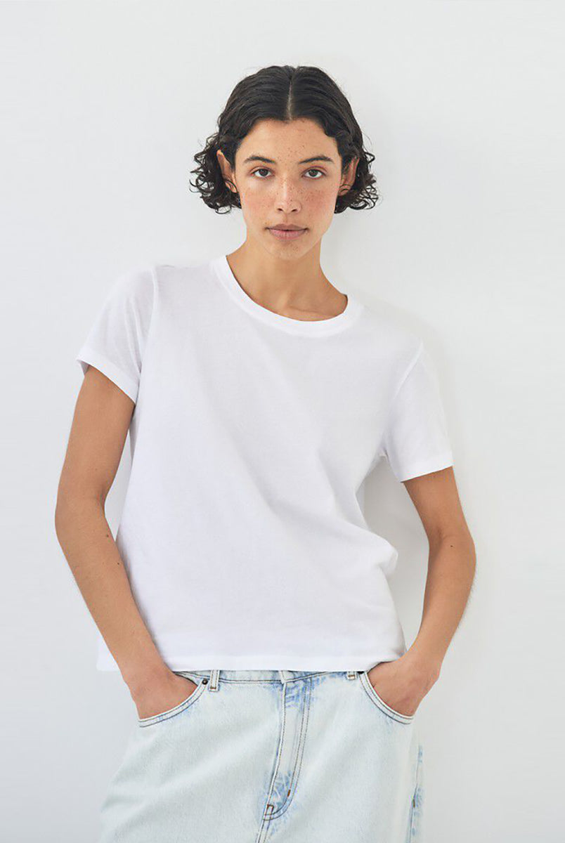 Klasyczny, prosty t-shirt APO02 American Vintage Blanc z okrągłym dekoltem i krótkimi rękawami. Idealny do warstwowych stylizacji. Załóż go pod sweter, marynarkę lub wsadź go w spodnie z wysokim stanem. Wykonany z cienkiej i bardzo miękkiej bawełny.
-Zamów t-shirt w swoim standardowym rozmiarze