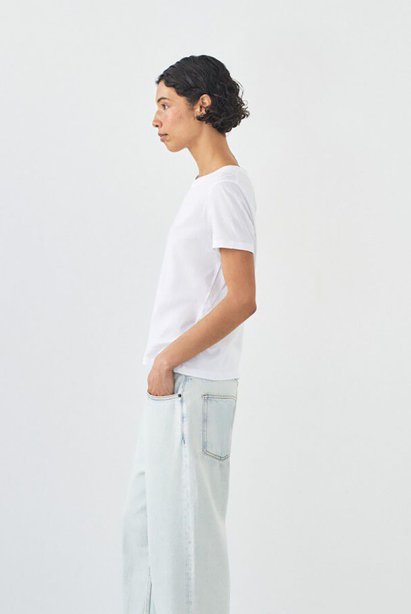 Klasyczny, prosty t-shirt APO02 American Vintage Blanc z okrągłym dekoltem i krótkimi rękawami. Idealny do warstwowych stylizacji. Załóż go pod sweter, marynarkę lub wsadź go w spodnie z wysokim stanem. Wykonany z cienkiej i bardzo miękkiej bawełny.
-Zamów t-shirt w swoim standardowym rozmiarze