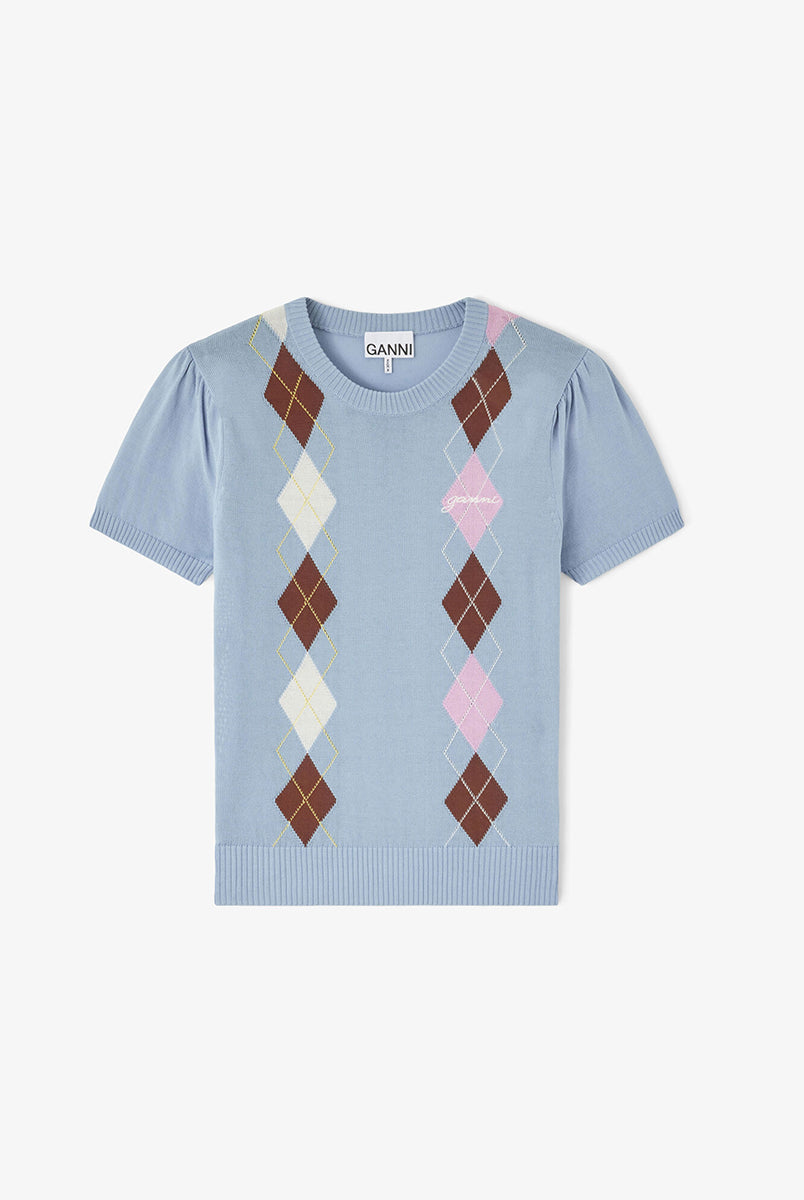 Dzianinowy, jasnoniebieski T-shirt Argyle GANNI Soft Chambray z krótkimi rękawami z marszczeniami i okrągłym dekoltem. Charakteryzuje go klasyczny wzór ułożony w dwa pionowe pasy z przodu, które łączą odcienie brązu, beżu i pastelowego różu. Wykończona ściągaczami. Całość uzupełnia dyskretny haft z logo marki. Wykonany z bawełny.
-Marszczone rękawki
-Okrągły dekolt
-Wykończony ściągaczami