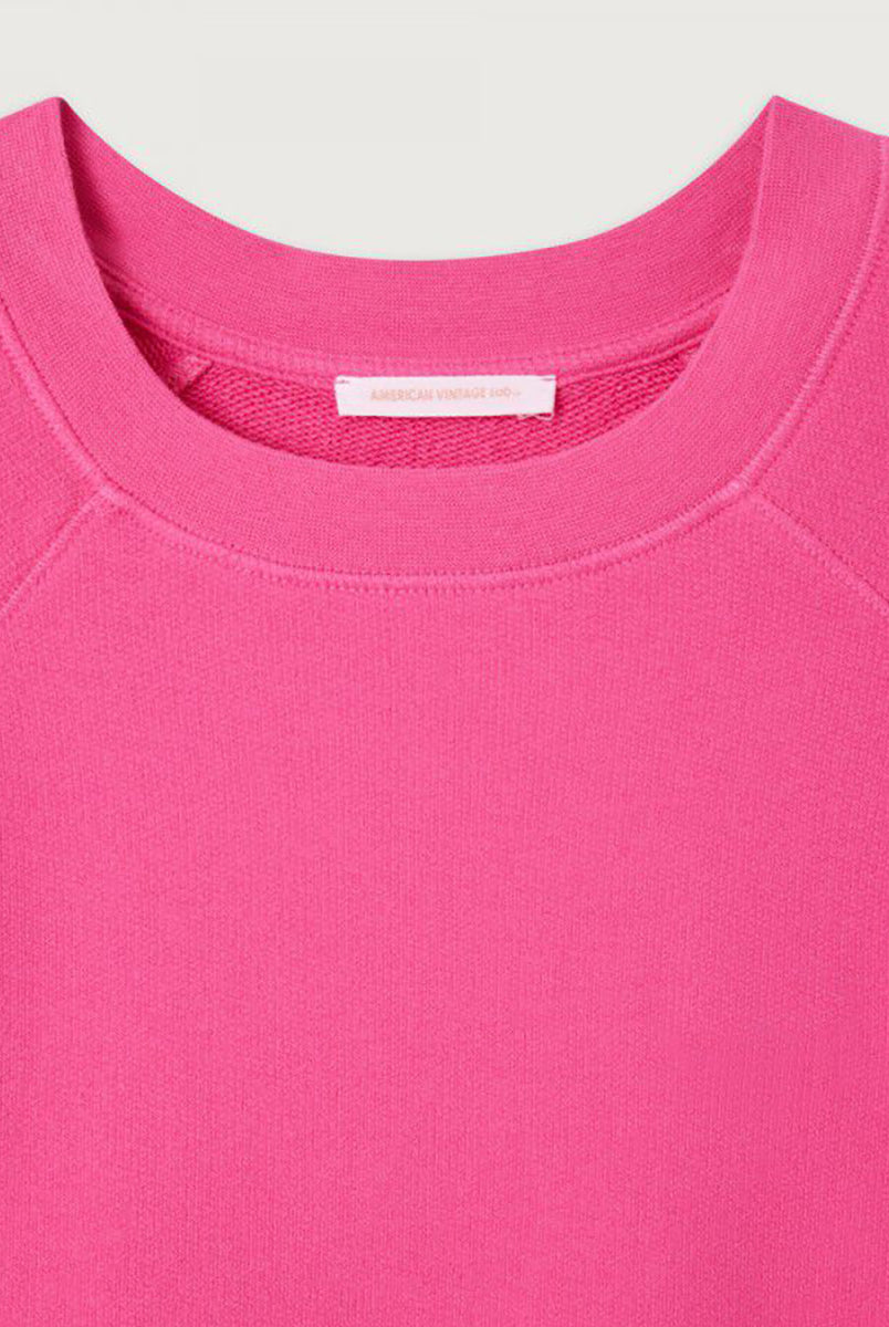 Luźna, bawełniana bluza ATU03 Girly francuskiej marki American Vintage z długimi, raglanowymi rękawami i okrągłym dekoltem. Wykończona ściągaczami. Wykonana z miękkiej, bawełnianej tkaniny. Jest niezbędnym elementem codziennej garderoby, zaprojektowana z myślą o całorocznym noszeniu.