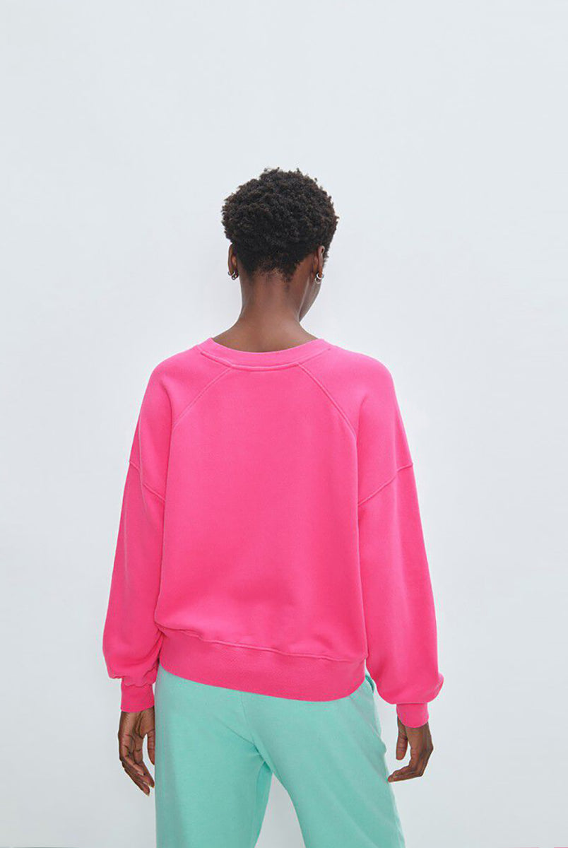 Luźna, bawełniana bluza ATU03 Girly francuskiej marki American Vintage z długimi, raglanowymi rękawami i okrągłym dekoltem. Wykończona ściągaczami. Wykonana z miękkiej, bawełnianej tkaniny. Jest niezbędnym elementem codziennej garderoby, zaprojektowana z myślą o całorocznym noszeniu.