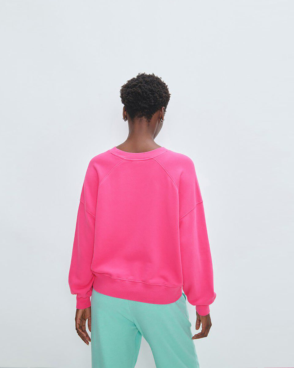 Luźna, bawełniana bluza ATU03 Girly francuskiej marki American Vintage z długimi, raglanowymi rękawami i okrągłym dekoltem. Wykończona ściągaczami. Wykonana z miękkiej, bawełnianej tkaniny. Jest niezbędnym elementem codziennej garderoby, zaprojektowana z myślą o całorocznym noszeniu.