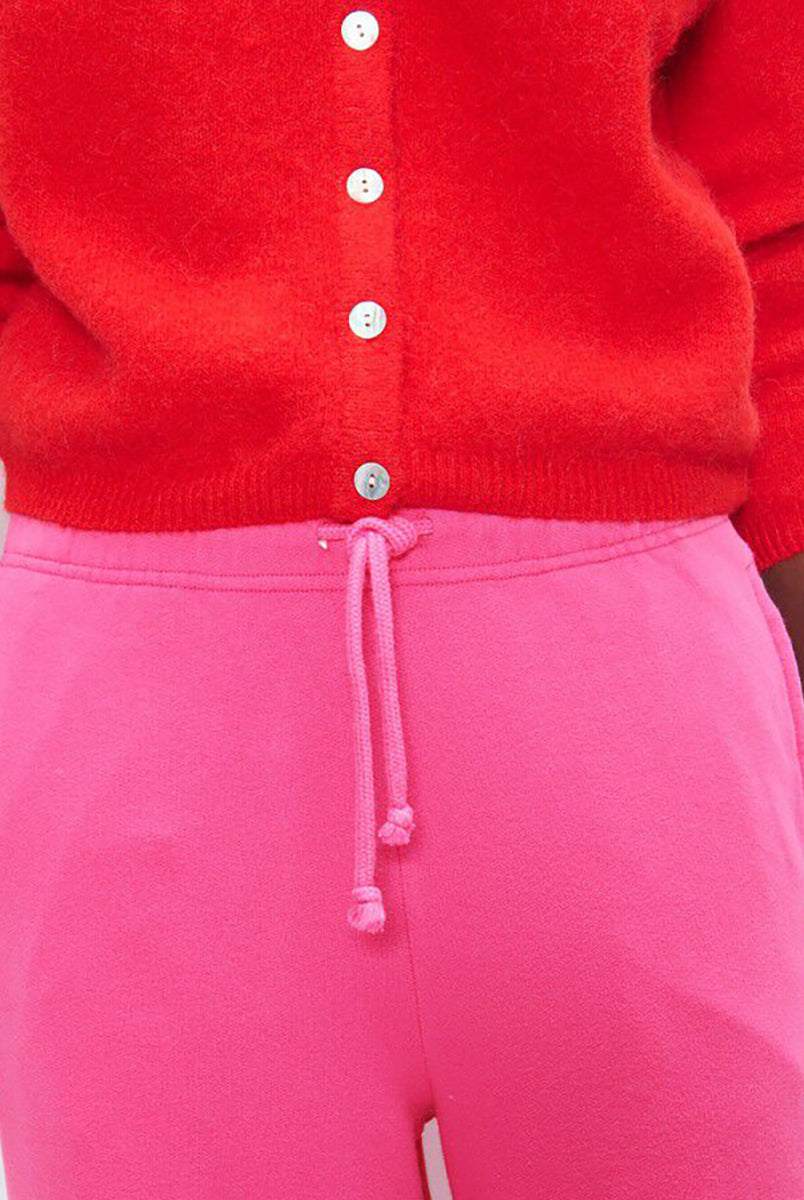 Luźne spodnie dresowe ATU05 Girly francuskiej marki American Vintage z elastyczną talią ze ściąganym sznurkiem i prostą nogawką. Mają dwie kieszenie z przodu i jedną kieszeń naszywaną z tyłu. Wykonane z miękkiej bawełny. 