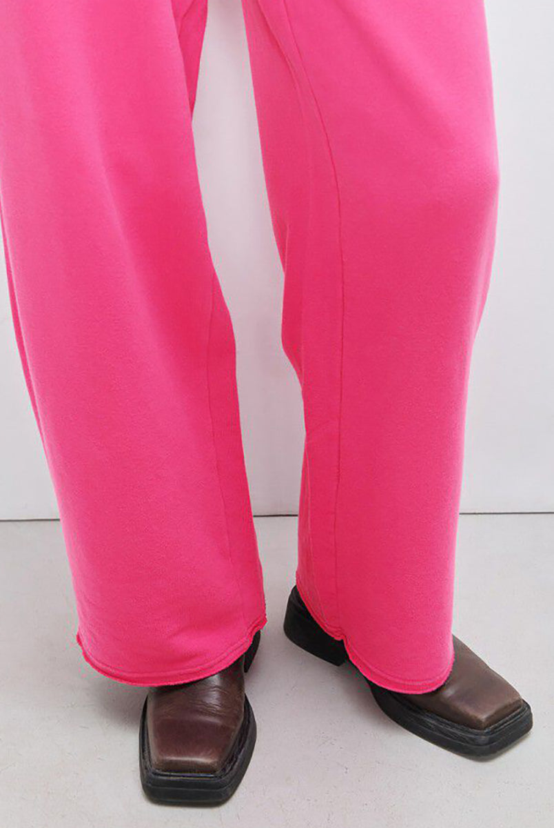 Luźne spodnie dresowe ATU05 Girly francuskiej marki American Vintage z elastyczną talią ze ściąganym sznurkiem i prostą nogawką. Mają dwie kieszenie z przodu i jedną kieszeń naszywaną z tyłu. Wykonane z miękkiej bawełny. 