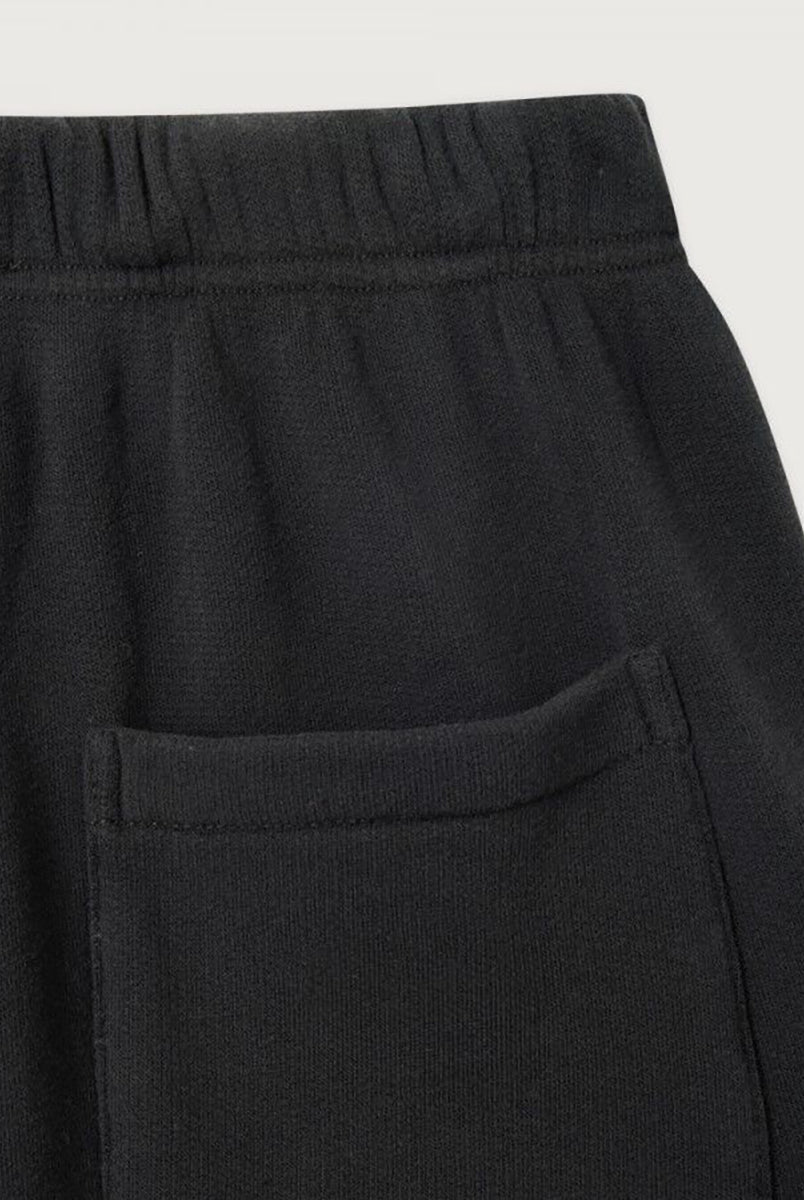 Luźne spodnie dresowe ATU05 Tenebre francuskiej marki American Vintage w kolorze spranej czerni. Posiadają elastyczną talię ze ściąganym sznurkiem i prostą nogawkę z surowym wykończeniem. Mają dwie kieszenie z przodu i jedną kieszeń naszywaną z tyłu. Wykonane z miękkiej bawełny.
-Luźny fason
-Elastyczna talia
-Zamów spodnie w swoim standardowym rozmiarze