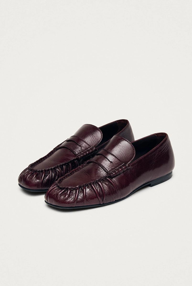 Burgundowe, skórzane mokasyny Aven Lift Burgundy Leather marki ALOHAS z klasycznym paskiem typu penny oraz cholewką klasyczną dla mokasynów. Wykonane z wysokiej jakości skóry, która zapewnia wyrafinowany wygląd, a marszczenia dodają im niepowtarzalnego charakteru.
-100% skóra pochodząca ze zrównoważonych i odpowiedzialnych źródeł
-Zaprojektowane w Barcelonie 