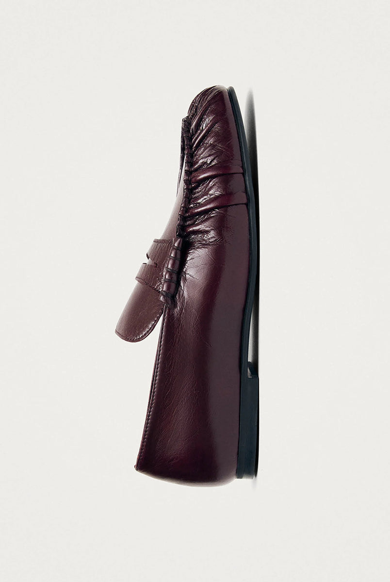 Burgundowe, skórzane mokasyny Aven Lift Burgundy Leather marki ALOHAS z klasycznym paskiem typu penny oraz cholewką klasyczną dla mokasynów. Wykonane z wysokiej jakości skóry, która zapewnia wyrafinowany wygląd, a marszczenia dodają im niepowtarzalnego charakteru.
-100% skóra pochodząca ze zrównoważonych i odpowiedzialnych źródeł
-Zaprojektowane w Barcelonie 
