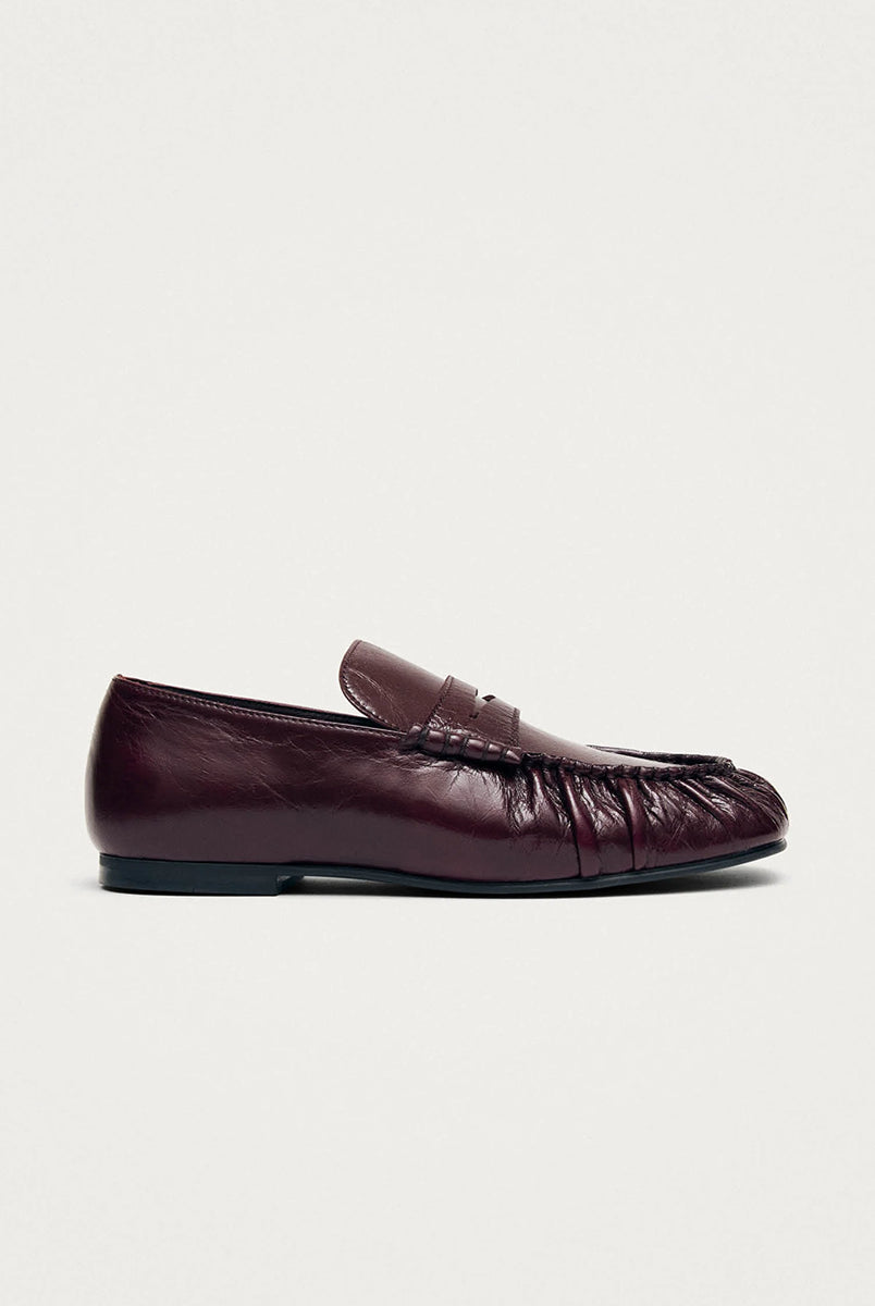 Burgundowe, skórzane mokasyny Aven Lift Burgundy Leather marki ALOHAS z klasycznym paskiem typu penny oraz cholewką klasyczną dla mokasynów. Wykonane z wysokiej jakości skóry, która zapewnia wyrafinowany wygląd, a marszczenia dodają im niepowtarzalnego charakteru.
-100% skóra pochodząca ze zrównoważonych i odpowiedzialnych źródeł
-Zaprojektowane w Barcelonie 