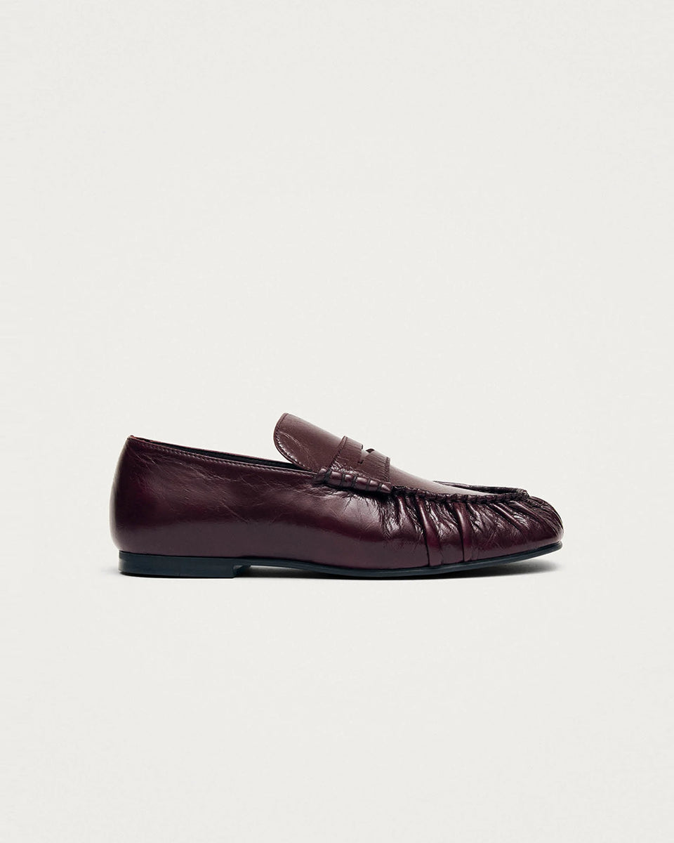 Burgundowe, skórzane mokasyny Aven Lift Burgundy Leather marki ALOHAS z klasycznym paskiem typu penny oraz cholewką klasyczną dla mokasynów. Wykonane z wysokiej jakości skóry, która zapewnia wyrafinowany wygląd, a marszczenia dodają im niepowtarzalnego charakteru.
-100% skóra pochodząca ze zrównoważonych i odpowiedzialnych źródeł
-Zaprojektowane w Barcelonie 