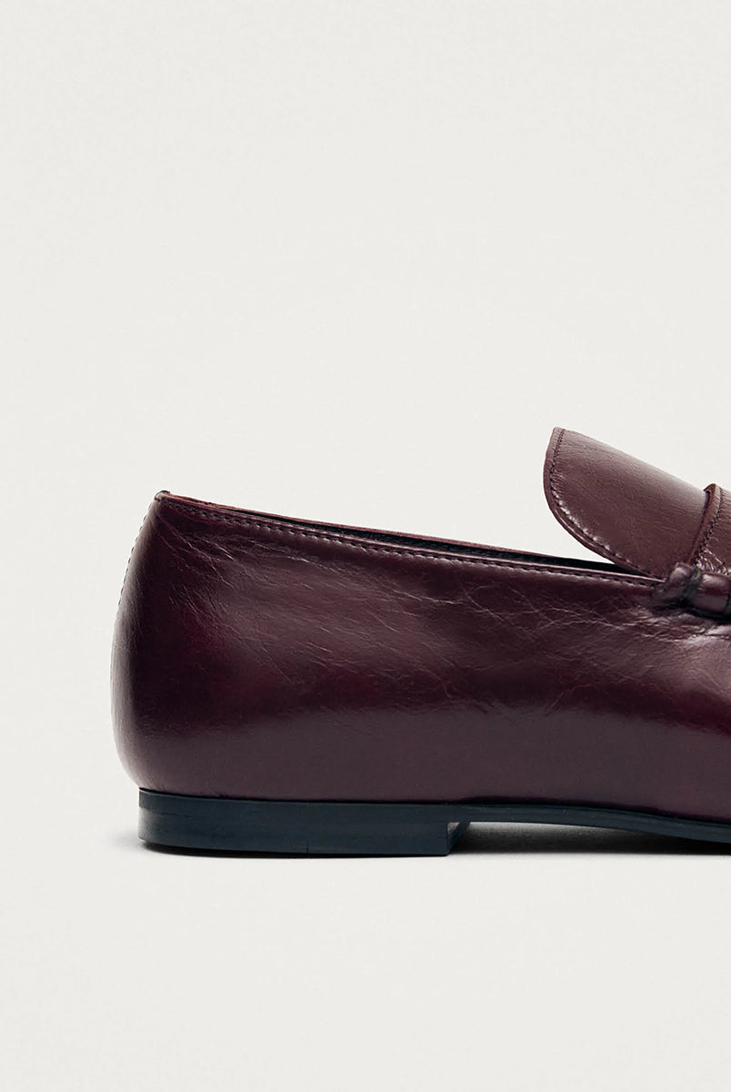 Burgundowe, skórzane mokasyny Aven Lift Burgundy Leather marki ALOHAS z klasycznym paskiem typu penny oraz cholewką klasyczną dla mokasynów. Wykonane z wysokiej jakości skóry, która zapewnia wyrafinowany wygląd, a marszczenia dodają im niepowtarzalnego charakteru.
-100% skóra pochodząca ze zrównoważonych i odpowiedzialnych źródeł
-Zaprojektowane w Barcelonie 