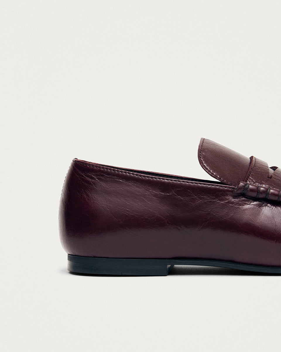 Burgundowe, skórzane mokasyny Aven Lift Burgundy Leather marki ALOHAS z klasycznym paskiem typu penny oraz cholewką klasyczną dla mokasynów. Wykonane z wysokiej jakości skóry, która zapewnia wyrafinowany wygląd, a marszczenia dodają im niepowtarzalnego charakteru.
-100% skóra pochodząca ze zrównoważonych i odpowiedzialnych źródeł
-Zaprojektowane w Barcelonie 