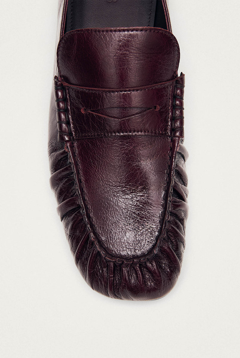 Burgundowe, skórzane mokasyny Aven Lift Burgundy Leather marki ALOHAS z klasycznym paskiem typu penny oraz cholewką klasyczną dla mokasynów. Wykonane z wysokiej jakości skóry, która zapewnia wyrafinowany wygląd, a marszczenia dodają im niepowtarzalnego charakteru.
-100% skóra pochodząca ze zrównoważonych i odpowiedzialnych źródeł
-Zaprojektowane w Barcelonie 
