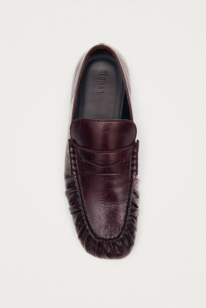 Burgundowe, skórzane mokasyny Aven Lift Burgundy Leather marki ALOHAS z klasycznym paskiem typu penny oraz cholewką klasyczną dla mokasynów. Wykonane z wysokiej jakości skóry, która zapewnia wyrafinowany wygląd, a marszczenia dodają im niepowtarzalnego charakteru.
-100% skóra pochodząca ze zrównoważonych i odpowiedzialnych źródeł
-Zaprojektowane w Barcelonie 