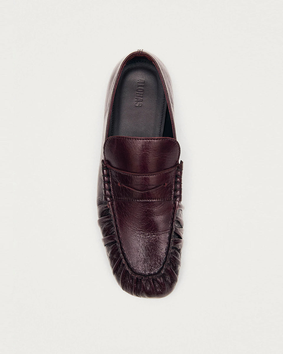 Burgundowe, skórzane mokasyny Aven Lift Burgundy Leather marki ALOHAS z klasycznym paskiem typu penny oraz cholewką klasyczną dla mokasynów. Wykonane z wysokiej jakości skóry, która zapewnia wyrafinowany wygląd, a marszczenia dodają im niepowtarzalnego charakteru.
-100% skóra pochodząca ze zrównoważonych i odpowiedzialnych źródeł
-Zaprojektowane w Barcelonie 
