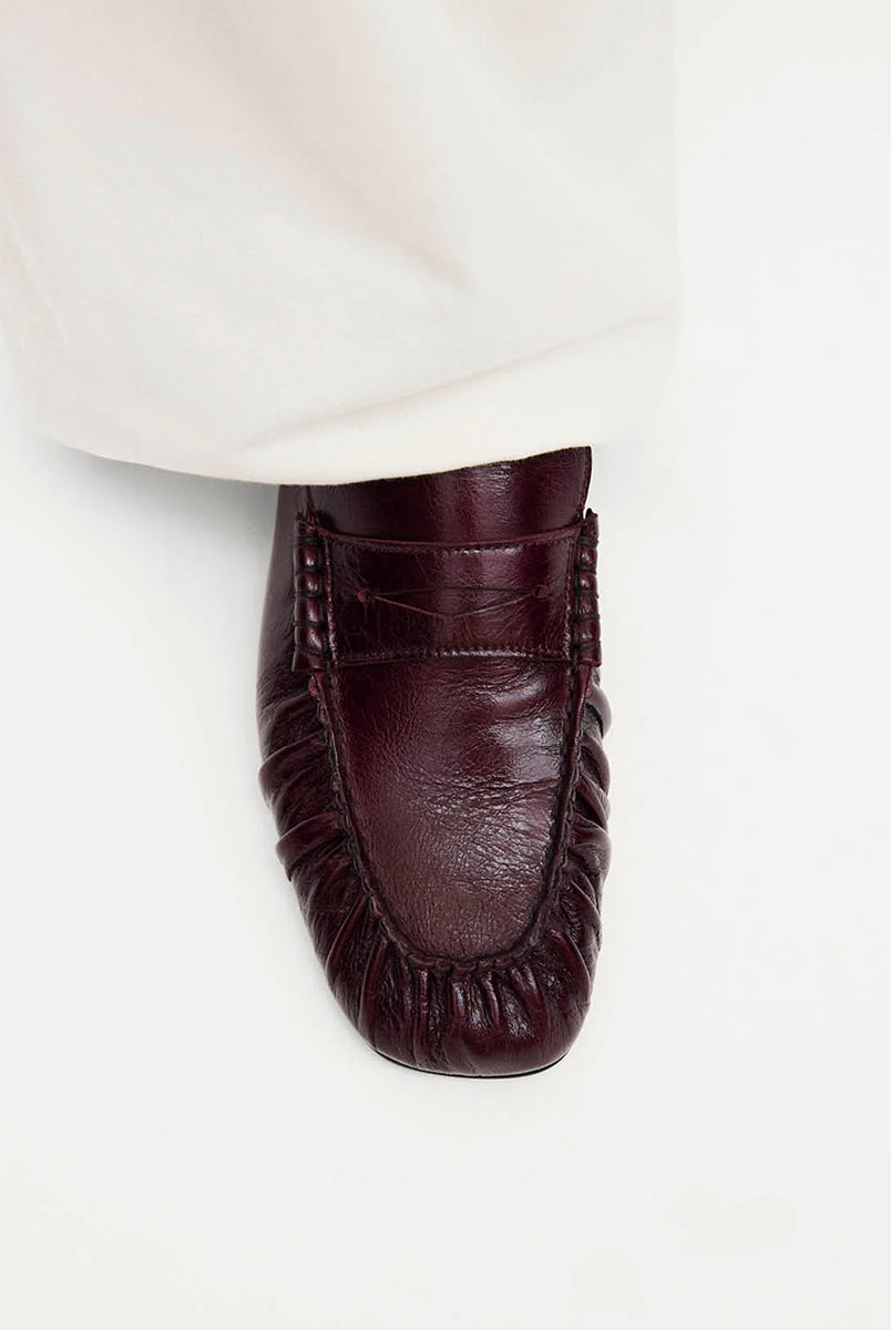 Burgundowe, skórzane mokasyny Aven Lift Burgundy Leather marki ALOHAS z klasycznym paskiem typu penny oraz cholewką klasyczną dla mokasynów. Wykonane z wysokiej jakości skóry, która zapewnia wyrafinowany wygląd, a marszczenia dodają im niepowtarzalnego charakteru.
-100% skóra pochodząca ze zrównoważonych i odpowiedzialnych źródeł
-Zaprojektowane w Barcelonie 