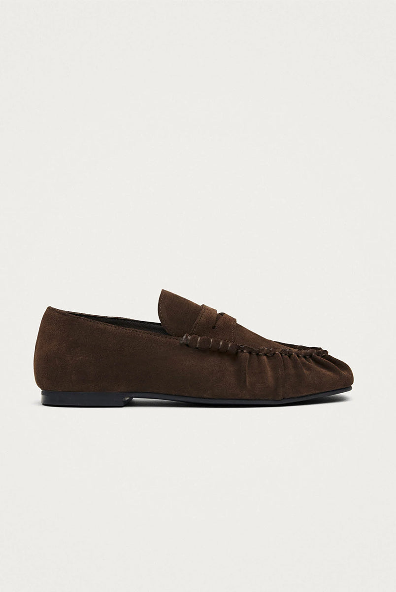 Brązowe, zamszowe mokasyny Aven Suede Brown Leather marki ALOHAS z klasycznym paskiem typu penny oraz cholewką klasyczną dla mokasynów. Wykonane z wysokiej jakości skóry, która zapewnia wyrafinowany wygląd, a marszczenia dodają im niepowtarzalnego charakteru.
-100% skóra pochodząca ze zrównoważonych i odpowiedzialnych źródeł
-Zaprojektowane w Barcelonie 