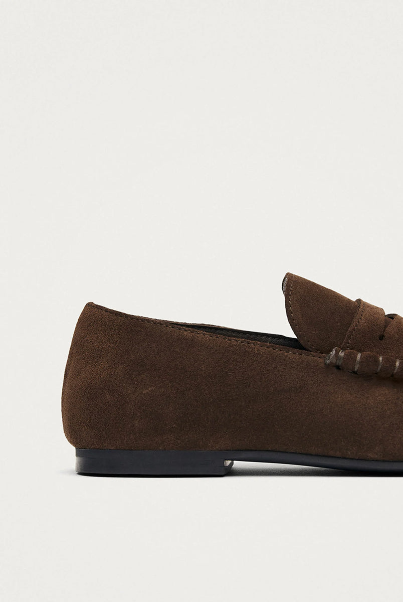 Brązowe, zamszowe mokasyny Aven Suede Brown Leather marki ALOHAS z klasycznym paskiem typu penny oraz cholewką klasyczną dla mokasynów. Wykonane z wysokiej jakości skóry, która zapewnia wyrafinowany wygląd, a marszczenia dodają im niepowtarzalnego charakteru.
-100% skóra pochodząca ze zrównoważonych i odpowiedzialnych źródeł
-Zaprojektowane w Barcelonie 