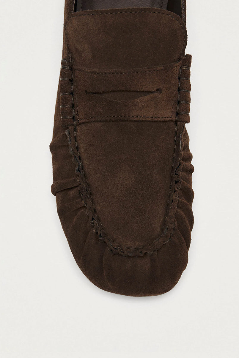 Brązowe, zamszowe mokasyny Aven Suede Brown Leather marki ALOHAS z klasycznym paskiem typu penny oraz cholewką klasyczną dla mokasynów. Wykonane z wysokiej jakości skóry, która zapewnia wyrafinowany wygląd, a marszczenia dodają im niepowtarzalnego charakteru.
-100% skóra pochodząca ze zrównoważonych i odpowiedzialnych źródeł
-Zaprojektowane w Barcelonie 