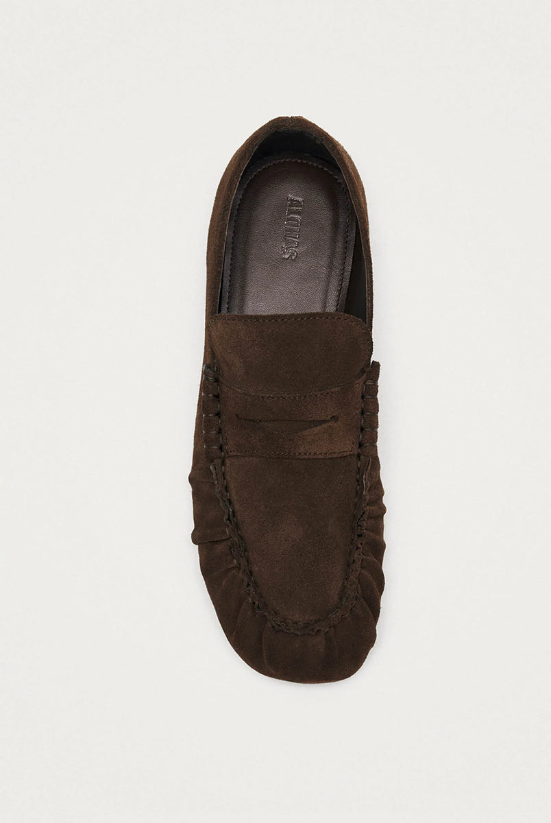 Brązowe, zamszowe mokasyny Aven Suede Brown Leather marki ALOHAS z klasycznym paskiem typu penny oraz cholewką klasyczną dla mokasynów. Wykonane z wysokiej jakości skóry, która zapewnia wyrafinowany wygląd, a marszczenia dodają im niepowtarzalnego charakteru.
-100% skóra pochodząca ze zrównoważonych i odpowiedzialnych źródeł
-Zaprojektowane w Barcelonie 