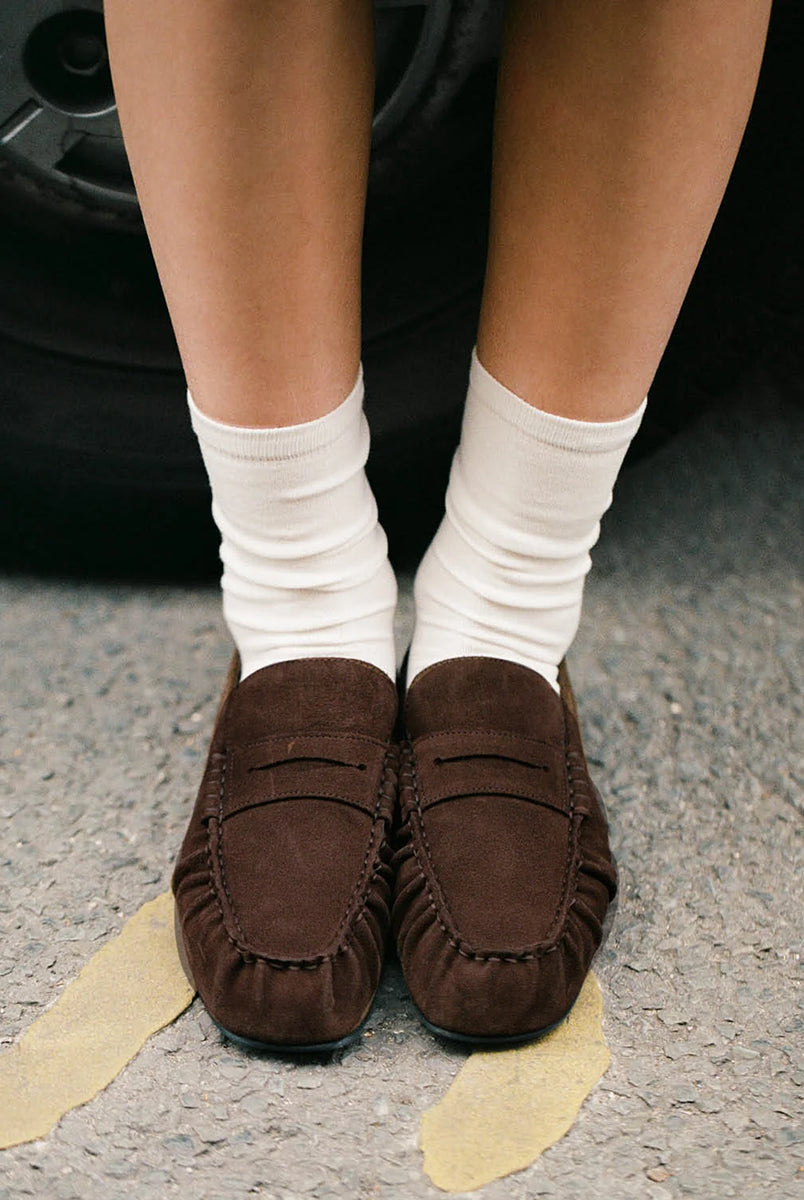 Brązowe, zamszowe mokasyny Aven Suede Brown Leather marki ALOHAS z klasycznym paskiem typu penny oraz cholewką klasyczną dla mokasynów. Wykonane z wysokiej jakości skóry, która zapewnia wyrafinowany wygląd, a marszczenia dodają im niepowtarzalnego charakteru.
-100% skóra pochodząca ze zrównoważonych i odpowiedzialnych źródeł
-Zaprojektowane w Barcelonie 