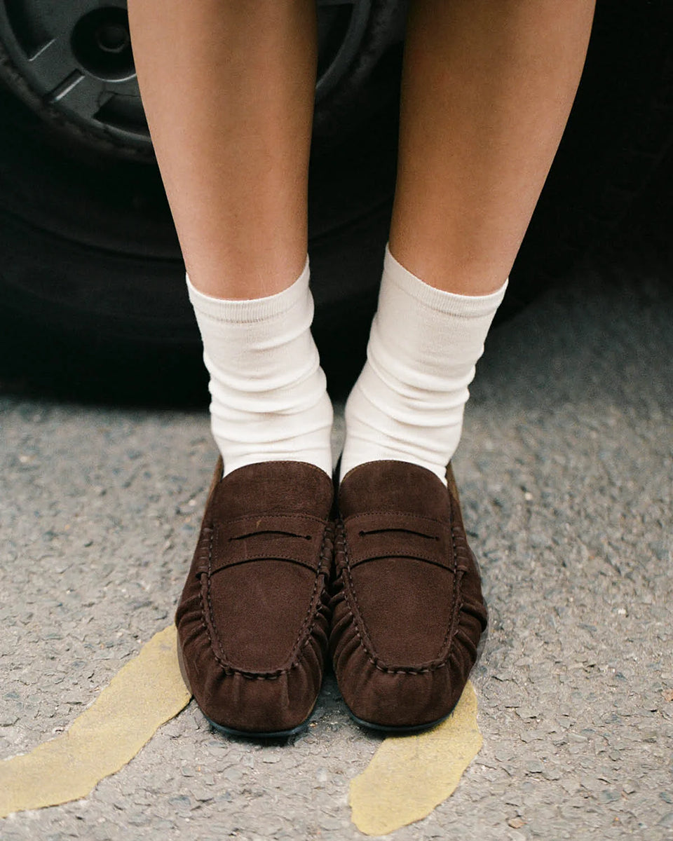 Brązowe, zamszowe mokasyny Aven Suede Brown Leather marki ALOHAS z klasycznym paskiem typu penny oraz cholewką klasyczną dla mokasynów. Wykonane z wysokiej jakości skóry, która zapewnia wyrafinowany wygląd, a marszczenia dodają im niepowtarzalnego charakteru.
-100% skóra pochodząca ze zrównoważonych i odpowiedzialnych źródeł
-Zaprojektowane w Barcelonie 