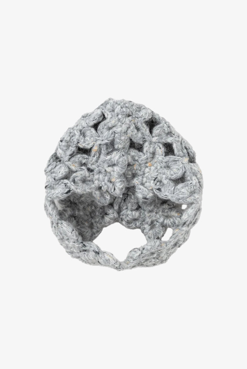 Gruba, dziergana, ażurowa bonetka Alpaca Crochet Bonnet GANNI wykonana z bardzo miękkiej dzianiny z wełną i alpaką.