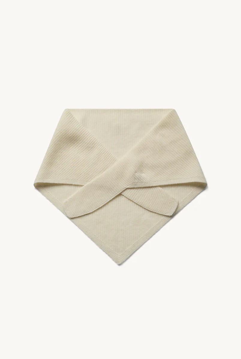 Dzianinowy, kremowy szalik Como Bandana Scarf w kształcie bandany, który charakteryzuje się gładką strukturą. Składa się z trójkątnej części głównej z dłuższymi troczkami zaprojektowanymi do owinięcia pod szyją, co pozwala na naturalne i schludne układanie się materiału. Wykonany z 95% wełny oraz 5% kaszmiru, co zapewnia mu miękkość i ciepło. 