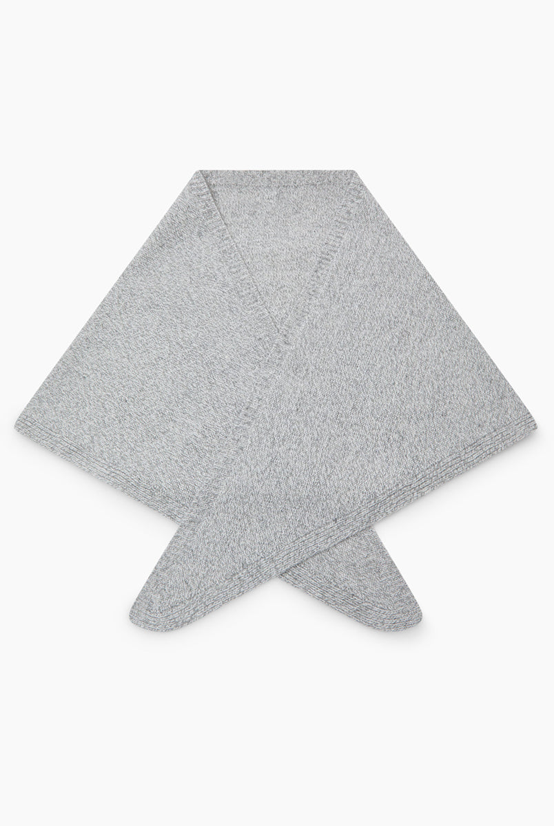Dzianinowy, szary szalik Breeze Bandana Light Grey Melange w kształcie bandany. Składa się z trójkątnej części głównej z dłuższymi troczkami zaprojektowanymi do owinięcia pod szyją, co pozwala na naturalne i schludne układanie się materiału. Wykonany z 90% wełny merino oraz 10% kaszmiru, co zapewnia mu miękkość i ciepło. 