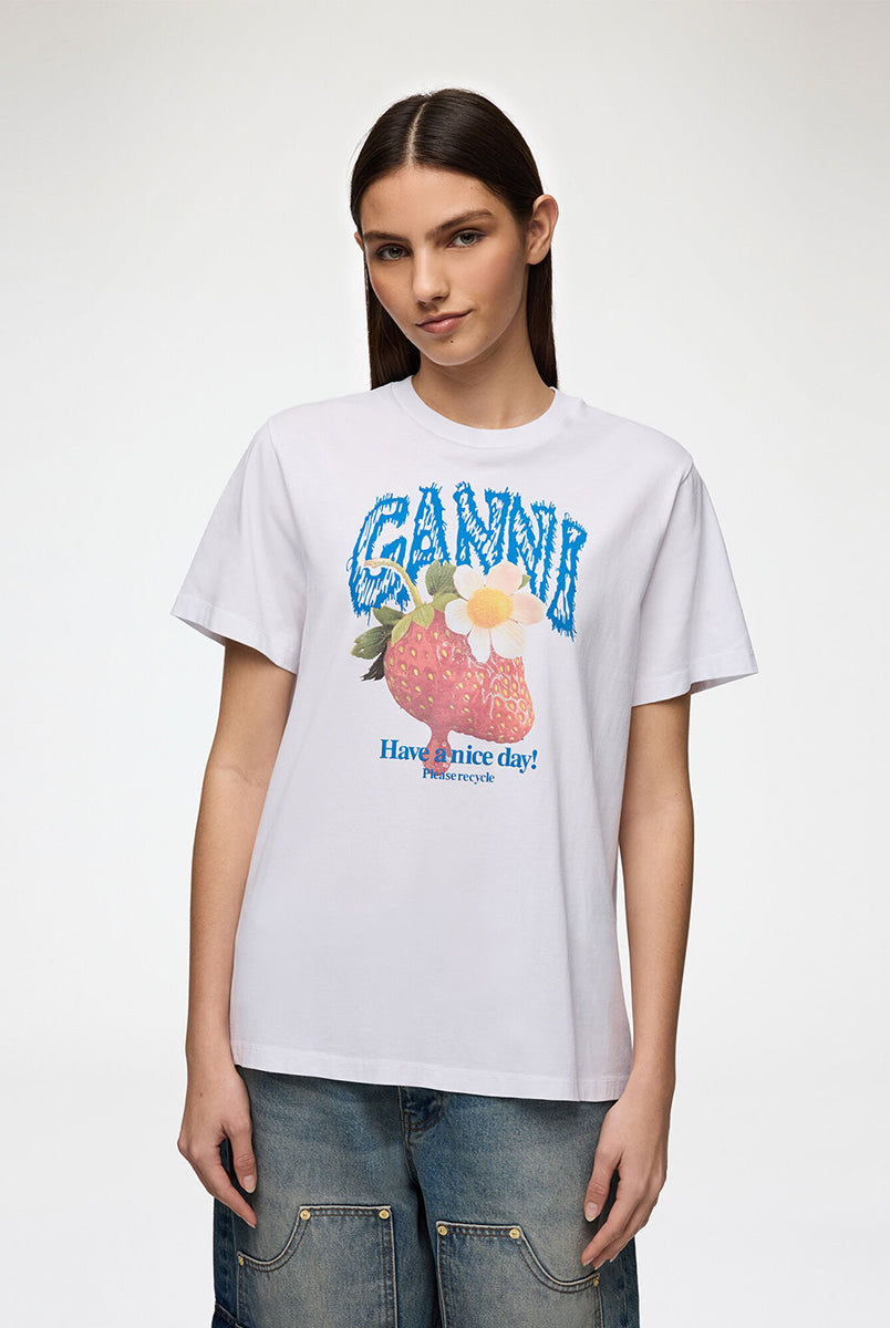 Luźny, bawełniany, biały t-shirt BASIC COTTON JERSEY Strawberry GANNI z okrągłym dekoltem i krótkim, szerokim rękawem. Z przodu posiada grafikę z truskawkami oraz logo GANNI. Wykonany z miękkiej bawełny organicznej. Idealny z jeansami lub spódnicą.
-Luźny fason
-Miękka bawełna organiczna
-Zamów t-shirt w swoim standardowym rozmiarze. Jeśli chcesz, żeby był bardziej oversizowy - zamów go w większym rozmiarze.