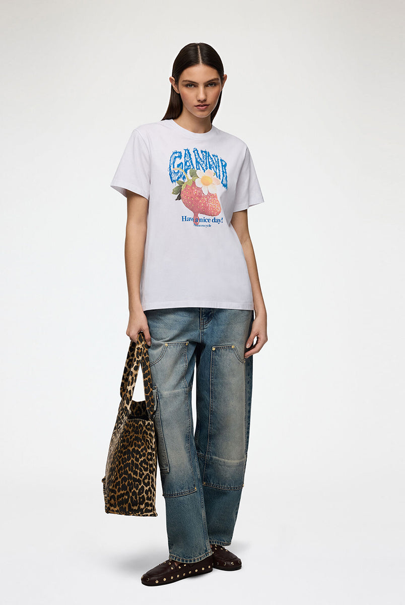 Luźny, bawełniany, biały t-shirt BASIC COTTON JERSEY Strawberry GANNI z okrągłym dekoltem i krótkim, szerokim rękawem. Z przodu posiada grafikę z truskawkami oraz logo GANNI. Wykonany z miękkiej bawełny organicznej. Idealny z jeansami lub spódnicą.
-Luźny fason
-Miękka bawełna organiczna
-Zamów t-shirt w swoim standardowym rozmiarze. Jeśli chcesz, żeby był bardziej oversizowy - zamów go w większym rozmiarze.