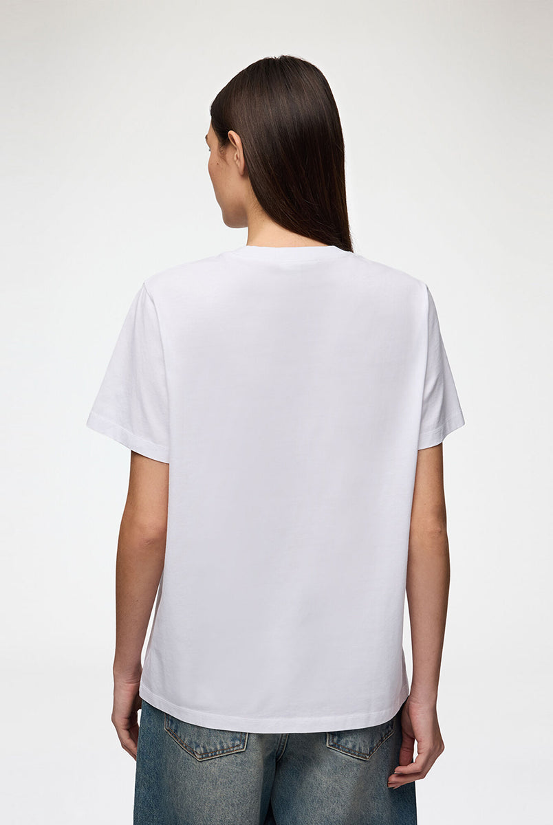 Luźny, bawełniany, biały t-shirt BASIC COTTON JERSEY Strawberry GANNI z okrągłym dekoltem i krótkim, szerokim rękawem. Z przodu posiada grafikę z truskawkami oraz logo GANNI. Wykonany z miękkiej bawełny organicznej. Idealny z jeansami lub spódnicą.
-Luźny fason
-Miękka bawełna organiczna
-Zamów t-shirt w swoim standardowym rozmiarze. Jeśli chcesz, żeby był bardziej oversizowy - zamów go w większym rozmiarze.