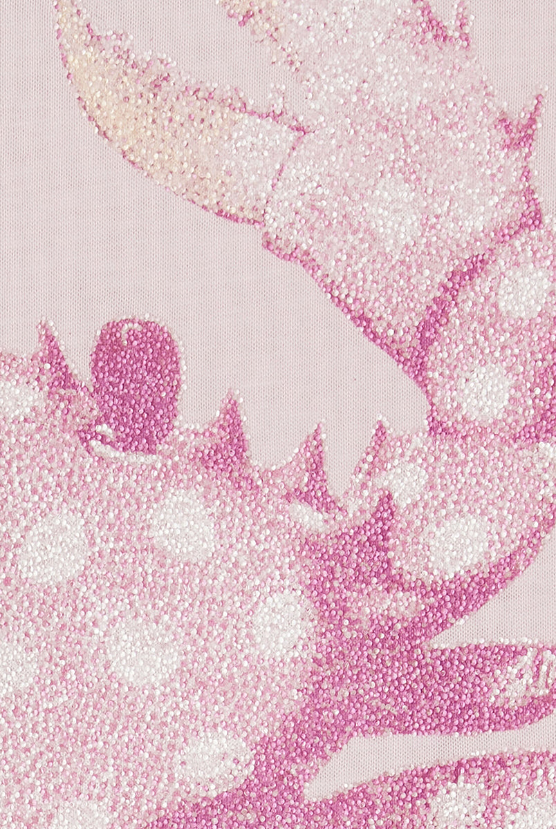 Luźny, bawełniany, różowy t-shirt BASIC COTTON JERSEY Chalk Pink GANNI z okrągłym dekoltem i krótkim, szerokim rękawem. Z przodu posiada grafikę z krabem, która wykończona jest transparentnymi koralikami oraz logo GANNI. Wykonany z miękkiej bawełny organicznej. Idealny z jeansami lub spódnicą.
-Luźny fason
-Miękka bawełna organiczna
-Zamów t-shirt w swoim standardowym rozmiarze. Jeśli chcesz, żeby był bardziej oversizowy - zamów go w większym rozmiarze.