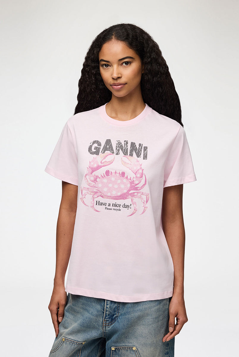 Luźny, bawełniany, różowy t-shirt BASIC COTTON JERSEY Chalk Pink GANNI z okrągłym dekoltem i krótkim, szerokim rękawem. Z przodu posiada grafikę z krabem, która wykończona jest transparentnymi koralikami oraz logo GANNI. Wykonany z miękkiej bawełny organicznej. Idealny z jeansami lub spódnicą.
-Luźny fason
-Miękka bawełna organiczna
-Zamów t-shirt w swoim standardowym rozmiarze. Jeśli chcesz, żeby był bardziej oversizowy - zamów go w większym rozmiarze.