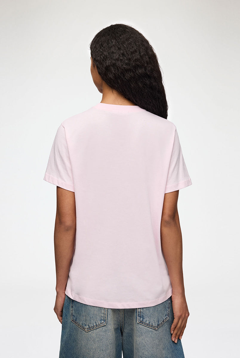 Luźny, bawełniany, różowy t-shirt BASIC COTTON JERSEY Chalk Pink GANNI z okrągłym dekoltem i krótkim, szerokim rękawem. Z przodu posiada grafikę z krabem, która wykończona jest transparentnymi koralikami oraz logo GANNI. Wykonany z miękkiej bawełny organicznej. Idealny z jeansami lub spódnicą.
-Luźny fason
-Miękka bawełna organiczna
-Zamów t-shirt w swoim standardowym rozmiarze. Jeśli chcesz, żeby był bardziej oversizowy - zamów go w większym rozmiarze.