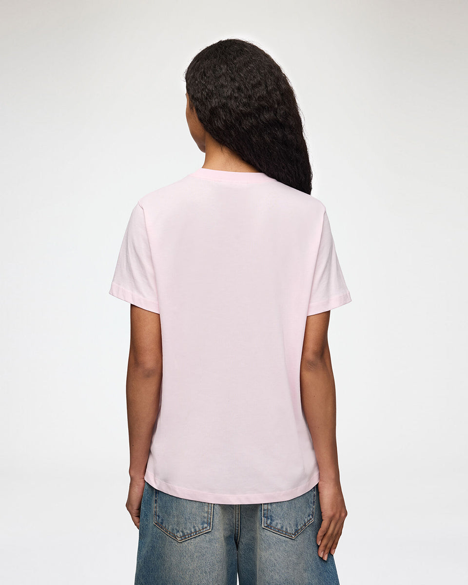 Luźny, bawełniany, różowy t-shirt BASIC COTTON JERSEY Chalk Pink GANNI z okrągłym dekoltem i krótkim, szerokim rękawem. Z przodu posiada grafikę z krabem, która wykończona jest transparentnymi koralikami oraz logo GANNI. Wykonany z miękkiej bawełny organicznej. Idealny z jeansami lub spódnicą.
-Luźny fason
-Miękka bawełna organiczna
-Zamów t-shirt w swoim standardowym rozmiarze. Jeśli chcesz, żeby był bardziej oversizowy - zamów go w większym rozmiarze.