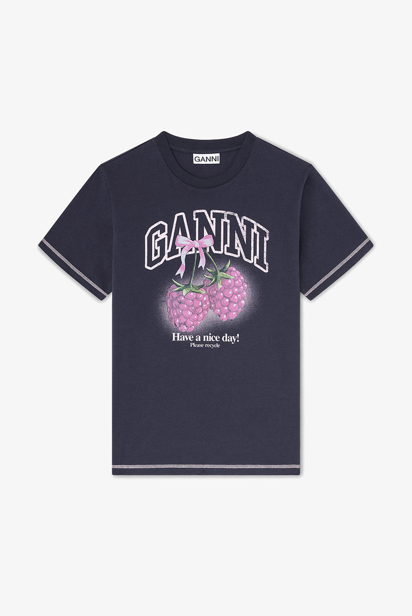 Ciemnoszary, bawełniany T-shirt Raspberry Print GANNI z nadrukiem z malinami i logo marki. Przy zakończeniu rękawów i u dołu wykończony jest widoczną, kontrastową nicią. T-shirt ma okrągły dekolt i krótki rękaw.
-100% bawełna organiczna
-Zamów w swoim standardowym rozmiarze