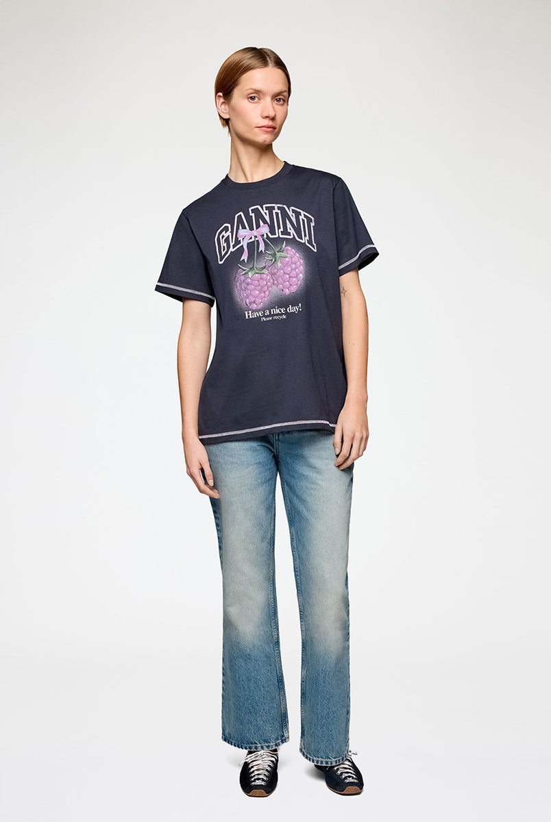 Ciemnoszary, bawełniany T-shirt Raspberry Print GANNI z nadrukiem z malinami i logo marki. Przy zakończeniu rękawów i u dołu wykończony jest widoczną, kontrastową nicią. T-shirt ma okrągły dekolt i krótki rękaw.
-100% bawełna organiczna
-Zamów w swoim standardowym rozmiarze