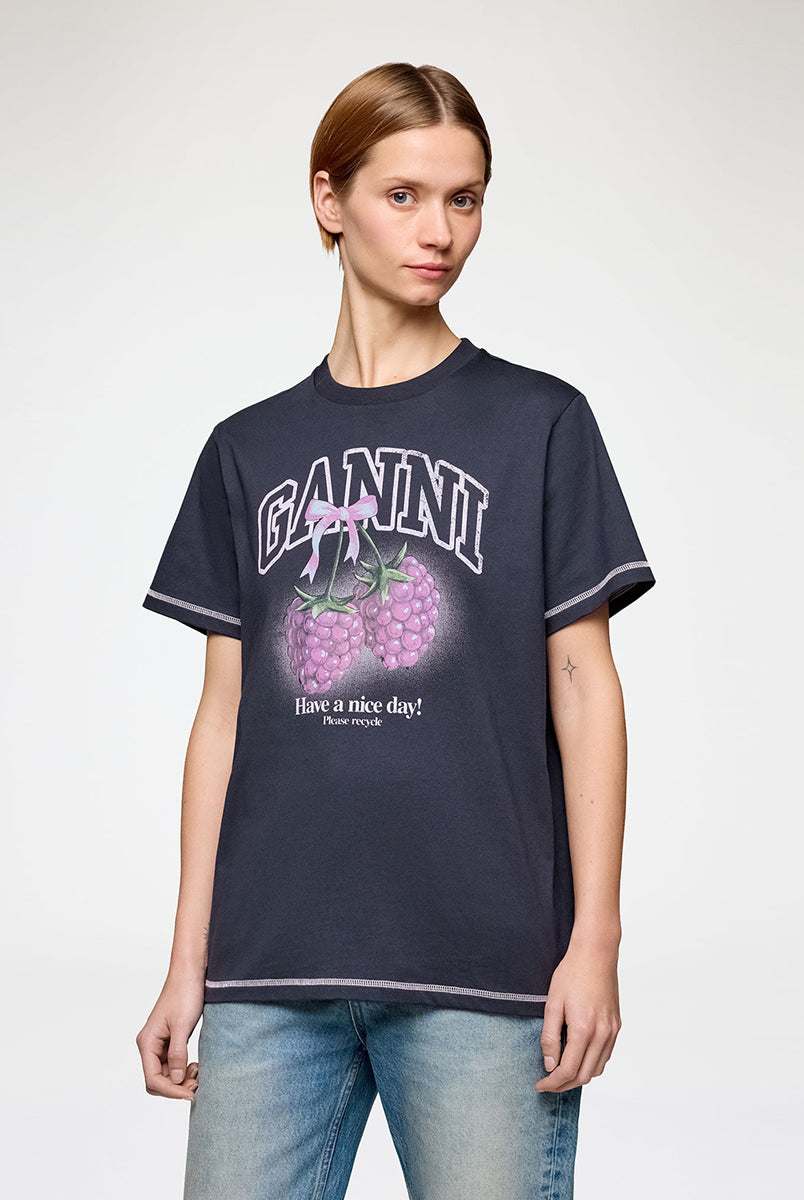 Ciemnoszary, bawełniany T-shirt Raspberry Print GANNI z nadrukiem z malinami i logo marki. Przy zakończeniu rękawów i u dołu wykończony jest widoczną, kontrastową nicią. T-shirt ma okrągły dekolt i krótki rękaw.
-100% bawełna organiczna
-Zamów w swoim standardowym rozmiarze