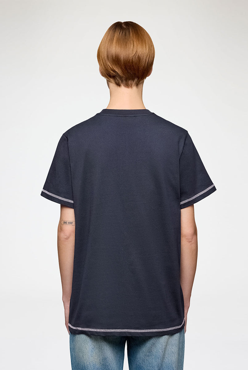 Ciemnoszary, bawełniany T-shirt Raspberry Print GANNI z nadrukiem z malinami i logo marki. Przy zakończeniu rękawów i u dołu wykończony jest widoczną, kontrastową nicią. T-shirt ma okrągły dekolt i krótki rękaw.
-100% bawełna organiczna
-Zamów w swoim standardowym rozmiarze