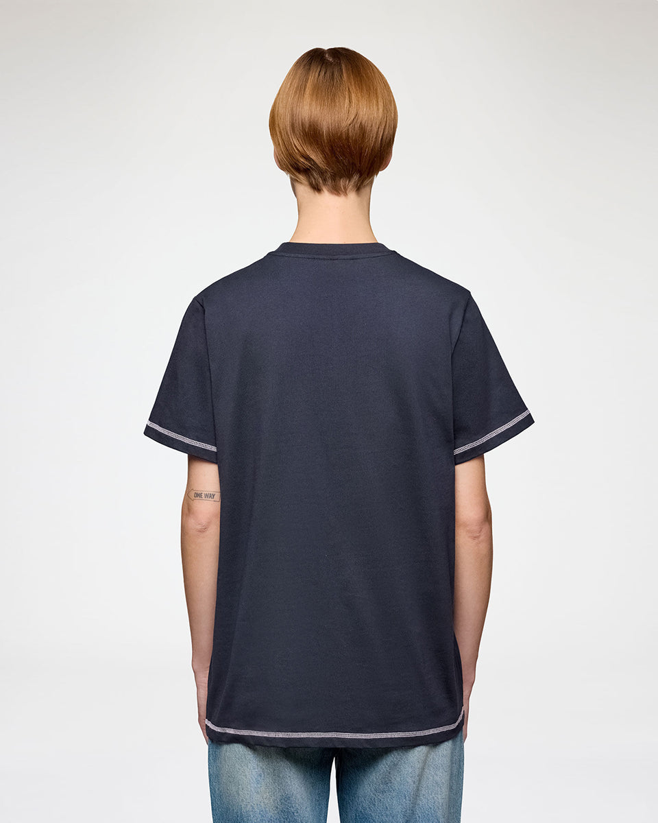 Ciemnoszary, bawełniany T-shirt Raspberry Print GANNI z nadrukiem z malinami i logo marki. Przy zakończeniu rękawów i u dołu wykończony jest widoczną, kontrastową nicią. T-shirt ma okrągły dekolt i krótki rękaw.
-100% bawełna organiczna
-Zamów w swoim standardowym rozmiarze