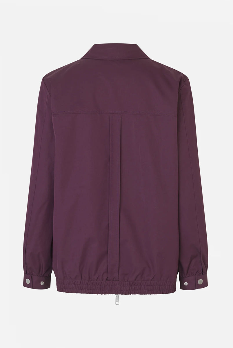Luźna kurtka Celine Italian Plum z kołnierzykiem, długimi rękawami i ściąganym dołem. Posiada kieszeń naszywaną z logo marki na piersi. Zapinana na zamek. Wykonana z grubej mieszanki bawełny organicznej. Połącz ją z jeansami, aby uzyskać swobodny, codzienny look. 