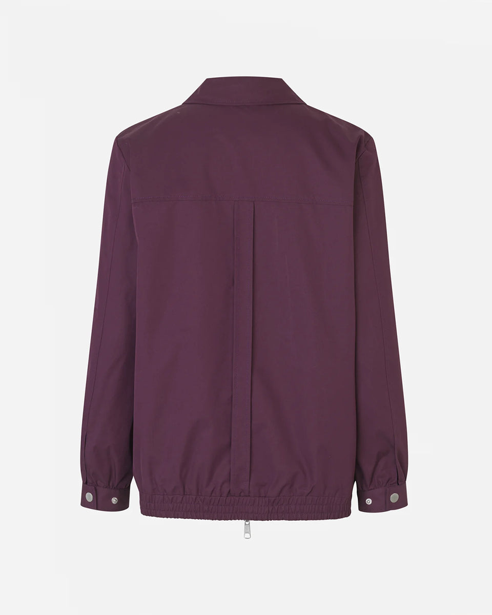 Luźna kurtka Celine Italian Plum z kołnierzykiem, długimi rękawami i ściąganym dołem. Posiada kieszeń naszywaną z logo marki na piersi. Zapinana na zamek. Wykonana z grubej mieszanki bawełny organicznej. Połącz ją z jeansami, aby uzyskać swobodny, codzienny look. 